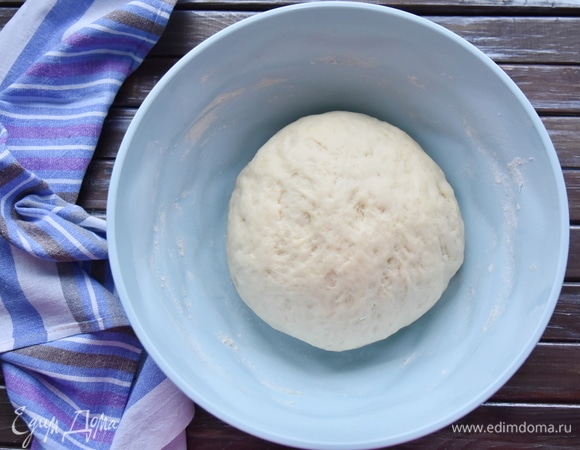 Замесить тесто. Оно немного плотнее по консистенции, но достаточно мягкое. Подкатать его в шар, выложить в миску и, накрыв кухонной салфеткой, оставить для подъема на час.