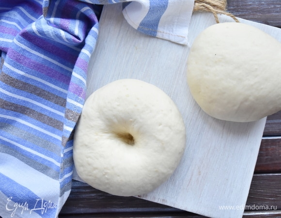 Для того чтобы сформировать нужной формы лепешку, в центре теста надавить большим пальцем и, вращая лепешку между пальцами, продвигаться от центра к краям растягивать середину.