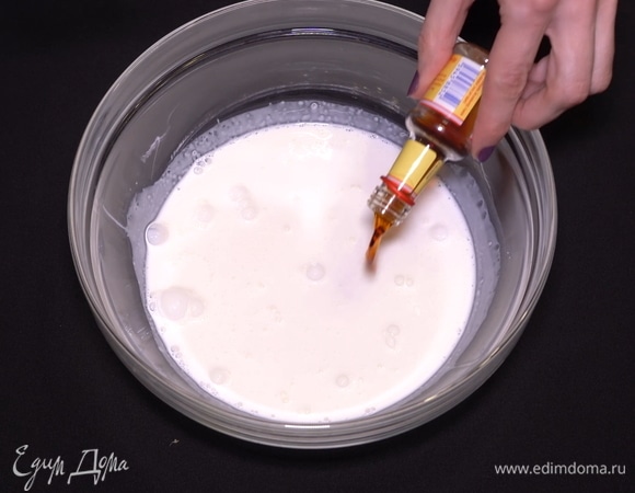 Готовить этот десерт легко! Не нужно замешивать и выпекать тесто, и времени на приготовление уходит совсем немного. Для начала добавляем 1 столовую ложку ванильной эссенции в охлажденные жирные сливки.