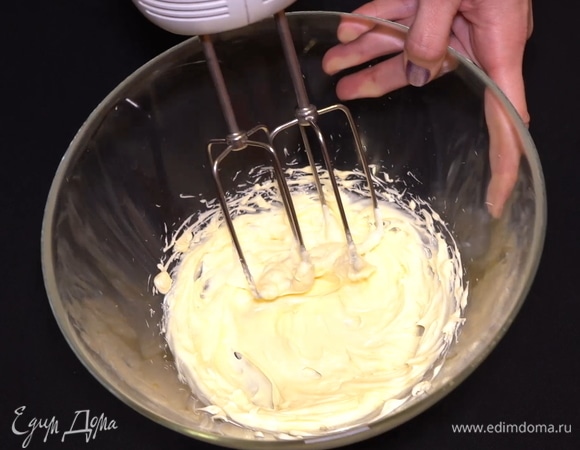 В отдельной миске взбиваем миксером сливочное масло комнатной температуры.