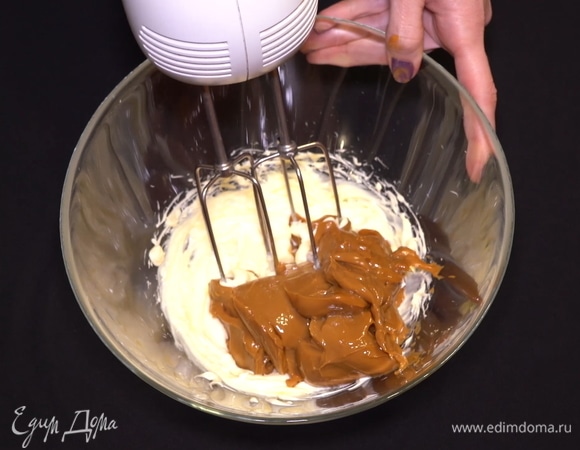 Добавляем вареную сгущенку и продолжаем взбивать до получения однородной массы.