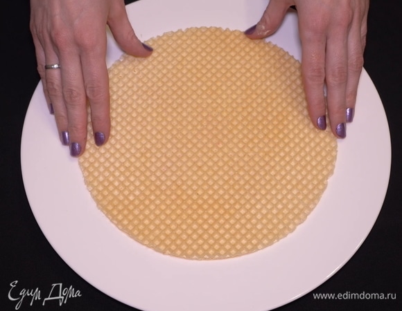 Затем нужно аккуратно положить сверху вафельный корж и смазать его кремом ровно пополам.