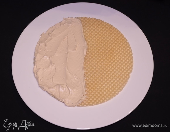 Смазываем половину вафельного листа воздушным кремом-брюле.