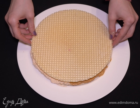 Сверху накрываем следующим вафельным коржом. Таким нехитрым способом собираем весь торт «Два в одном».