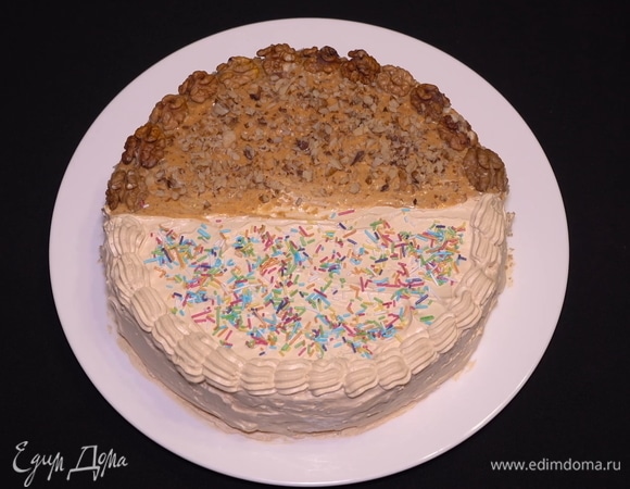Украшаем половину торта кремом с помощью кондитерского мешка и посыпаем разноцветным украшением для выпечки. Вторую половину можно сделать не менее интересной с помощью грецких орехов и ореховой крошки.