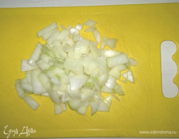Лук почистить, мелко нарезать.
