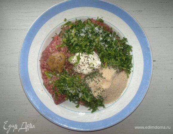 В говяжий фарш добавить рикотту, зелень петрушки, панировочные сухари, соль, перец, орегано, растительное масло, горчицу. Перемешать до однородности.