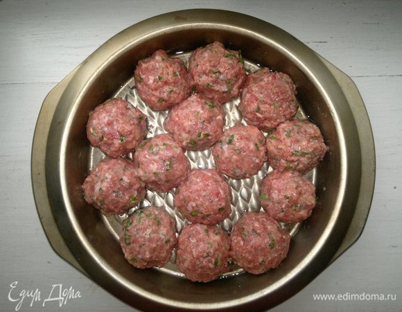 Из мясного фарша скатать шарики диаметром 3–4 см, выложить в форму, смазанную растительным маслом. Поставить форму в духовку, разогретую до 200°C на 20 минут.