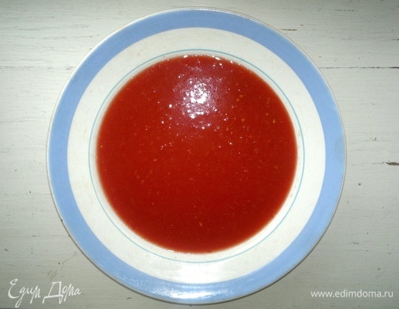 Помидоры в собственном соку очистить от кожицы и измельчить в блендере.