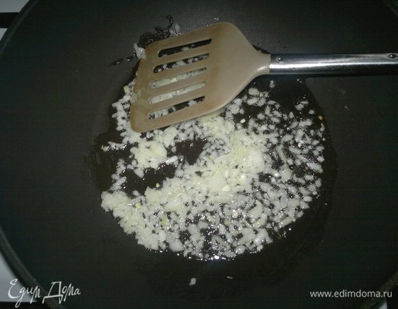 В разогретом растительном масле обжарить лук и чеснок до легкого румянца.