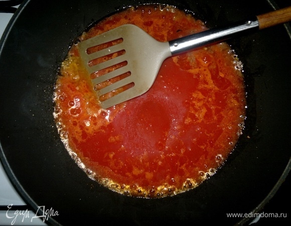 Влить томатный сок и тушить 5–7 минут.