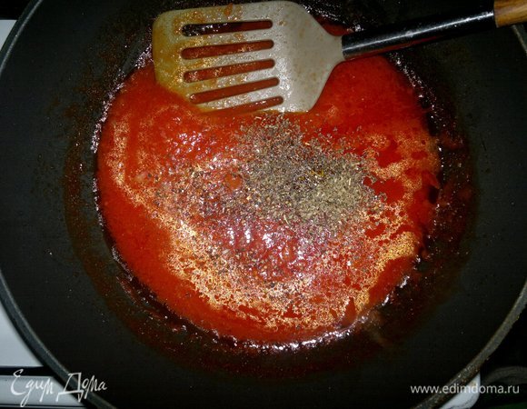 В сковороду добавить приправы, сахар, соль, перемешать. Тушить еще 2–3 минуты и снять с огня.