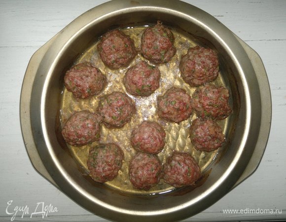 Готовые митболы достать из духовки. Переложить на блюдо.