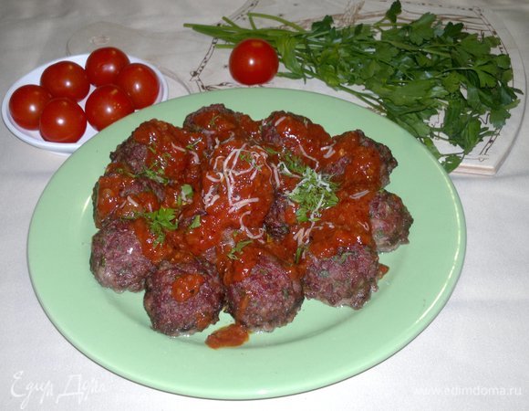 Залить митболы горячим соусом. Дать постоять 5 минут для пропитывания соусом. Посыпать блюдо тертым сыром и мелко нарезанной зеленью.