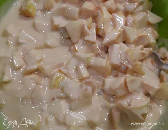 Взбить миксером сахар и яйца до пены, затем добавить разрыхлитель, ванилин, масло, муку. Снова взбить. Яблоки вымыть и почистить, нарезать кубиками и ввести в тесто, перемешать. Я добавила еще немного корицы. Это по желанию.