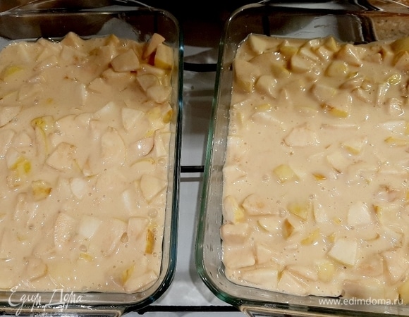 Переливаем полученную смесь в две формы, смазанные маслом. Так у нас быстрее испекутся коржи. Рзогреваем духовку до 200–220°C, выпекаем 30 минут. Следите, чтобы пирог не пересушился. Проверять зубочисткой.