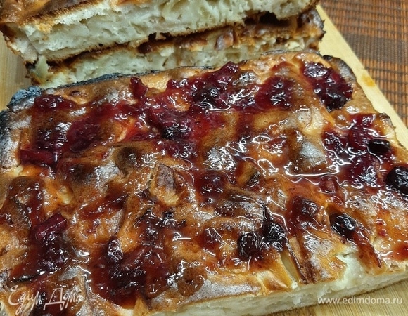 Разрезаем каждый пирог на 2 части и смазываем нижний корж от души вкуснейшим джемом ТМ «МахеевЪ» (ягодно-фруктовый «Глинтвейн»)!