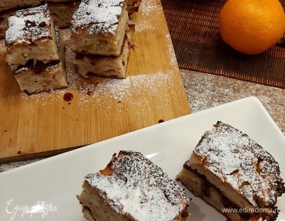 И так очень быстро мы получили не просто привычную шарлотку, а практически торт. Понадобится всего 30–45 минут. Сверху украсить сахарной пудрой, что напомнит нам о приближающемся празднике!