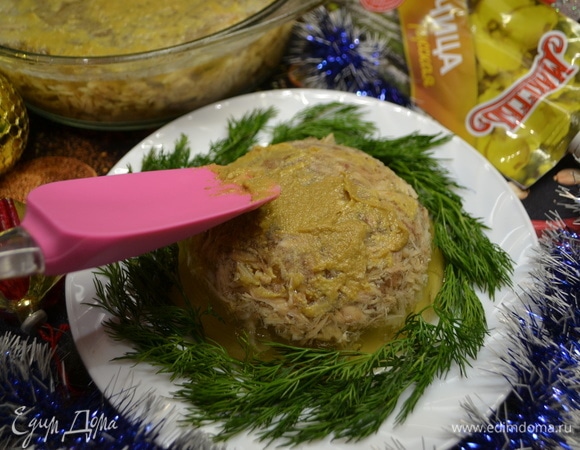 Процеживаю бульон через сито, обязательно снимаю сверху жир в стакан. Многие этого не делают, но я не люблю, когда на холодце толстый слой застывшего жира, а жир используем потом при жарке картошки и т. д. Добавляю мелкий чеснок. Разобранное мясо разложить по тарелкам и залить бульоном. Убрать в холодильник остывать. Горчицу размазать по поверхности холодца.