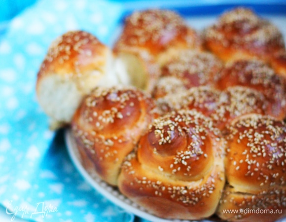 Выпекать в предварительно разогретой до 190°C духовке до золотистого цвета. Если вы ничем не посыпали погачу, то после того как достанете ее из духовки, сразу смажьте растопленным сливочным маслом.