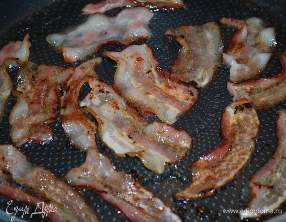 Кусочки куриного филе замаринуйте на 15 минут с ароматными травами (на ваше усмотрение) и ложкой растительного масла. Бекон поджарьте на сковороде.