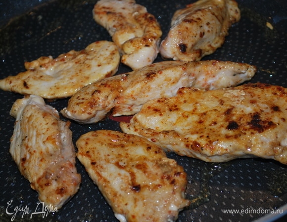 Уберите бекон со сковороды, куриное филе обваляйте в муке и обжарьте на этой же сковороде до готовности.