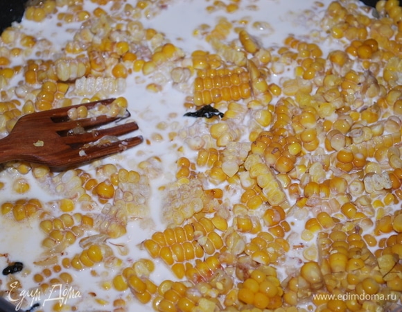 К обжаренному луку добавьте кукурузу (у меня кукуруза, запеченная в фольге с маслом и чесноком). Можно добавить замороженную кукурузу. Самое главное, чтобы она была мягкой и вкусной. Влейте сливки (у меня сливки 10%). Потушите все вместе в течение 5 минут, отрегулируйте соль и специи по вкусу.