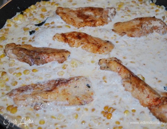 Добавьте кусочки обжаренного куриного филе.