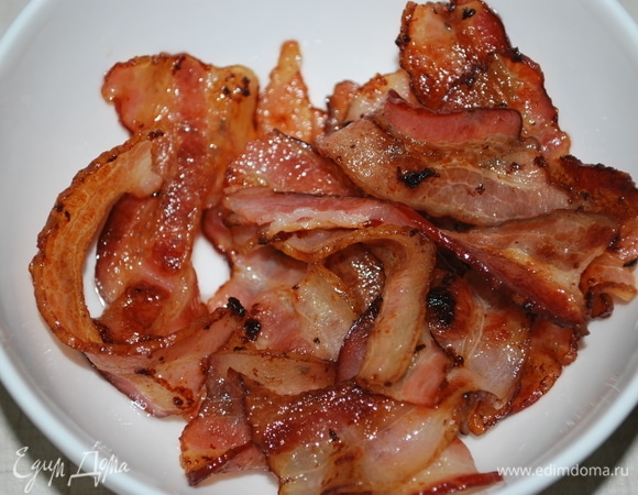 И в самом конце сверху выложите поджаренный бекон, добавьте зелень по вкусу.