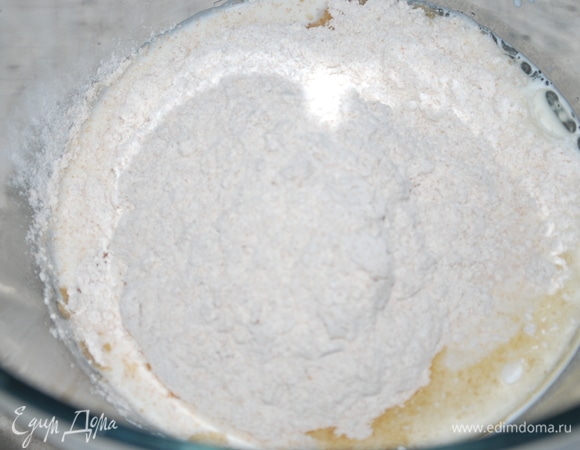 Влейте теплую воду в миску, покрошите свежи дрожжи и все хорошо перемешайте. Прогрейте пахту до чуть теплого состояния и влейте к дрожжам (пахту можно заменить молоком или сливками 10%, добавив лимонный сок). Добавьте масло, сахар и соль, перемешайте. Всыпьте ржаную цельнозерновую муку.