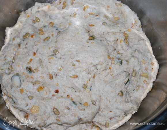 Месите около 5 минут, если используете миксер. Или дольше, если замешиваете руками. Тесто должно быть чуть липким, но тянущимся. Накройте пленкой и оставьте для расстойки на час примерно для увеличения в объеме.