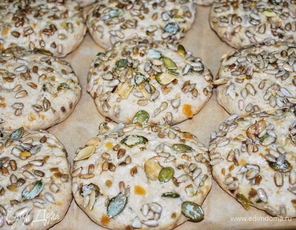 Выложите булочки на противень и дайте им подняться в течение 20 минут. Выпекайте в разогретой духовке около 15 минут при 180°C.