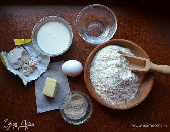 В ведерке хлебопечки смешать молоко, воду, добавить дрожжи. Дрожжи размешать с помощью силиконового венчика. Добавить яйцо, сахар, соль и муку. Начать замес. Через 1–2 минуты добавить мягкое сливочное масло. Замес продолжить в течение 7–10 минут.