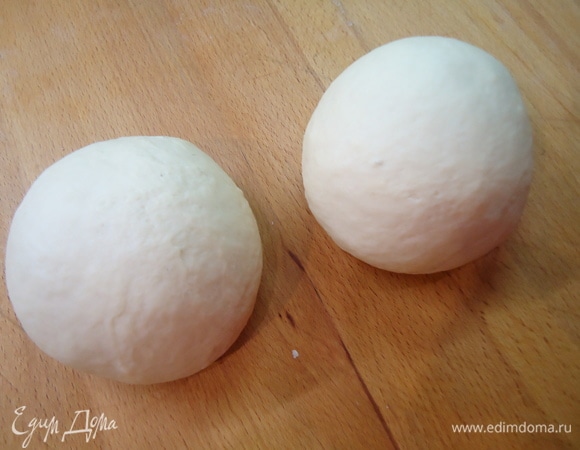 Готовое тесто разделить на две равные части.