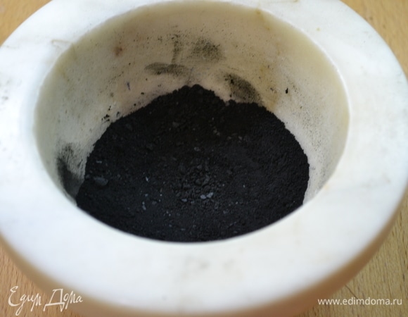 Активированный уголь (5г) растолочь в ступке в пыль.