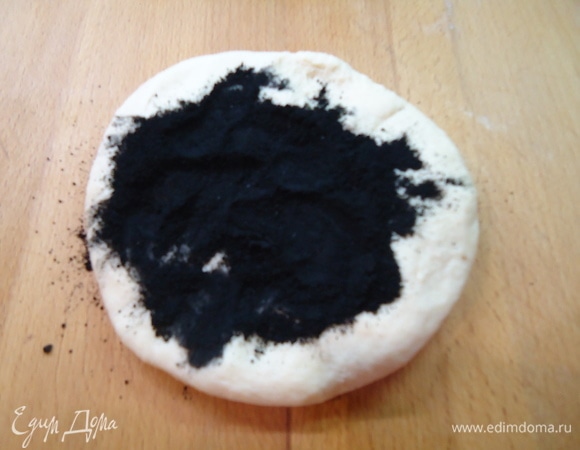 Одну часть теста убираем. А во вторую часть начинаем вмешивать активированный уголь. Вымешиваем до тех пор, пока уголь полностью не разойдется в тесте. Цвет теста должен быть однородным на вид.