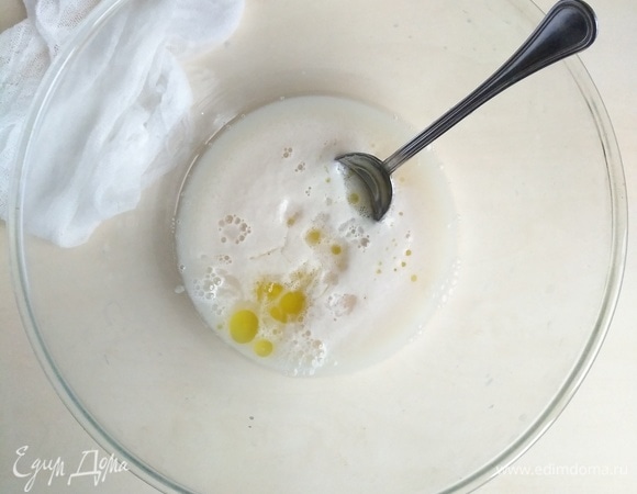 Далее добавляем жидкий мед.