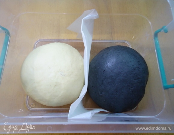 Тесто перекладываем в контейнер, смазанный маслом и отправляем на брожение на 1 час.