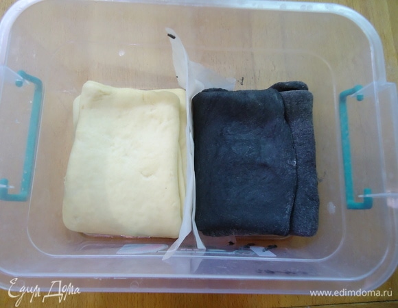 В таком виде тесто переложить в контейнер и отправить в холодильник на 15 минут.