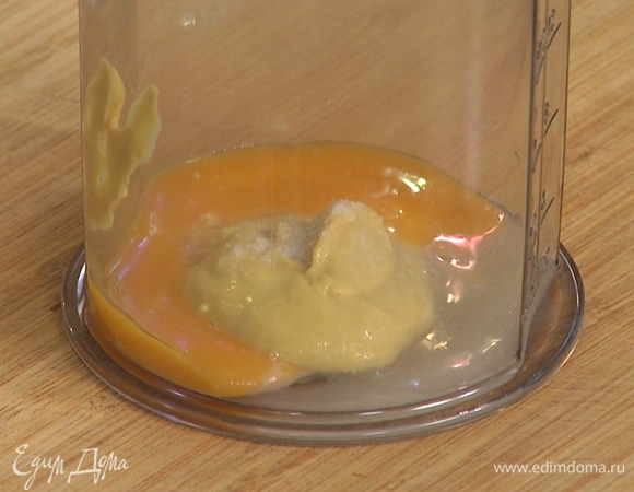 Взбить венчиком желток, горчицу, уксус и соль.