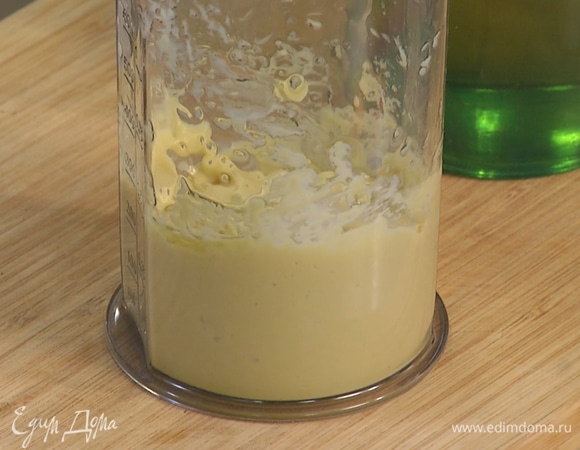 Постепенно, тонкой струйкой влить масло, взбить смесь до состояния однородного соуса.  