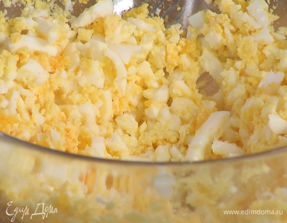 Предварительно отварить яйца вкрутую, очистить, размять их вилкой в миске.