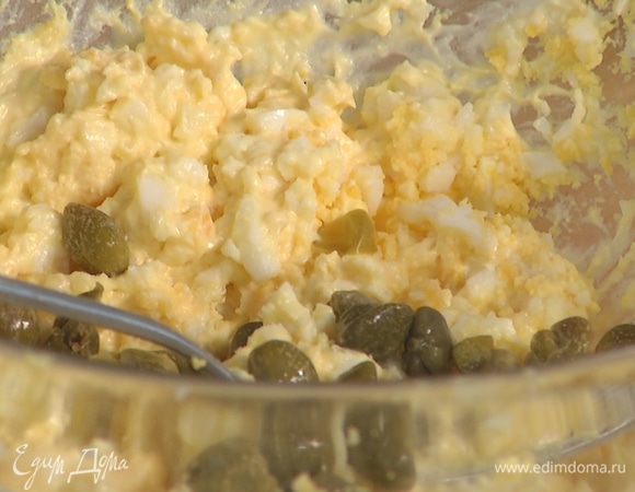 Яйца заправить соусом, добавить каперсы, посолить и поперчить, все смешать.  