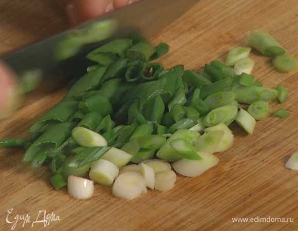 Измельчить зеленый лук, вместе с кресс-салатом добавить в блюдо непосредственно перед подачей. Перемешать.