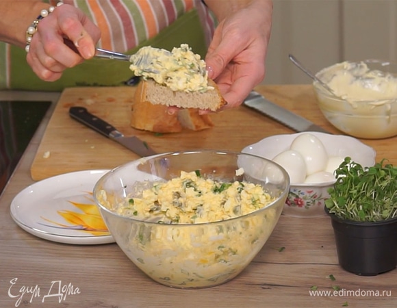 Нарезать хлеб, сверху выложить готовый салат.