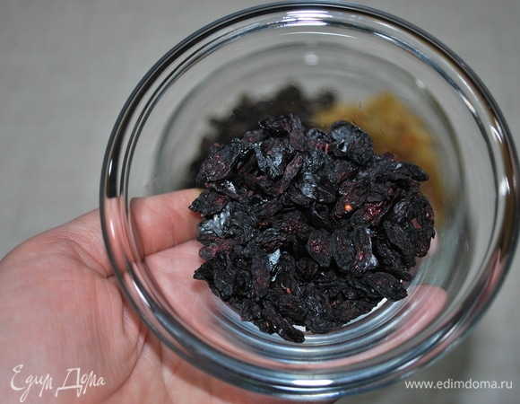 Я добавила для кислинки сушеную жимолость (30 г).