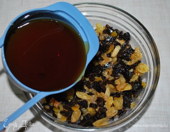 Заварите хороший черный чай, остудите его и влейте 250 г в фрукты с коньяком.