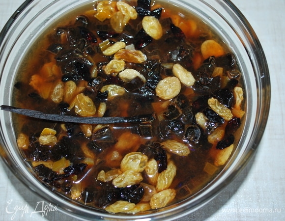 Добавьте стручок ванили, перемешайте. Закройте плотно миску с фруктами пищевой пленкой и уберите в холодильник на 2 дня.