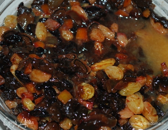 Через два дня, перед тем как начать делать тесто на кекс, достаньте фрукты в коньяке. Выжмите туда сок апельсина (средний апельсин) и перемешайте. Начинка готова.