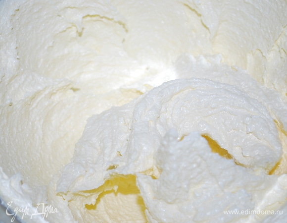 Начнем готовить тесто. Масло комнатной температуры взбивайте до пышной массы с сахаром примерно в течение 4–5 минут.